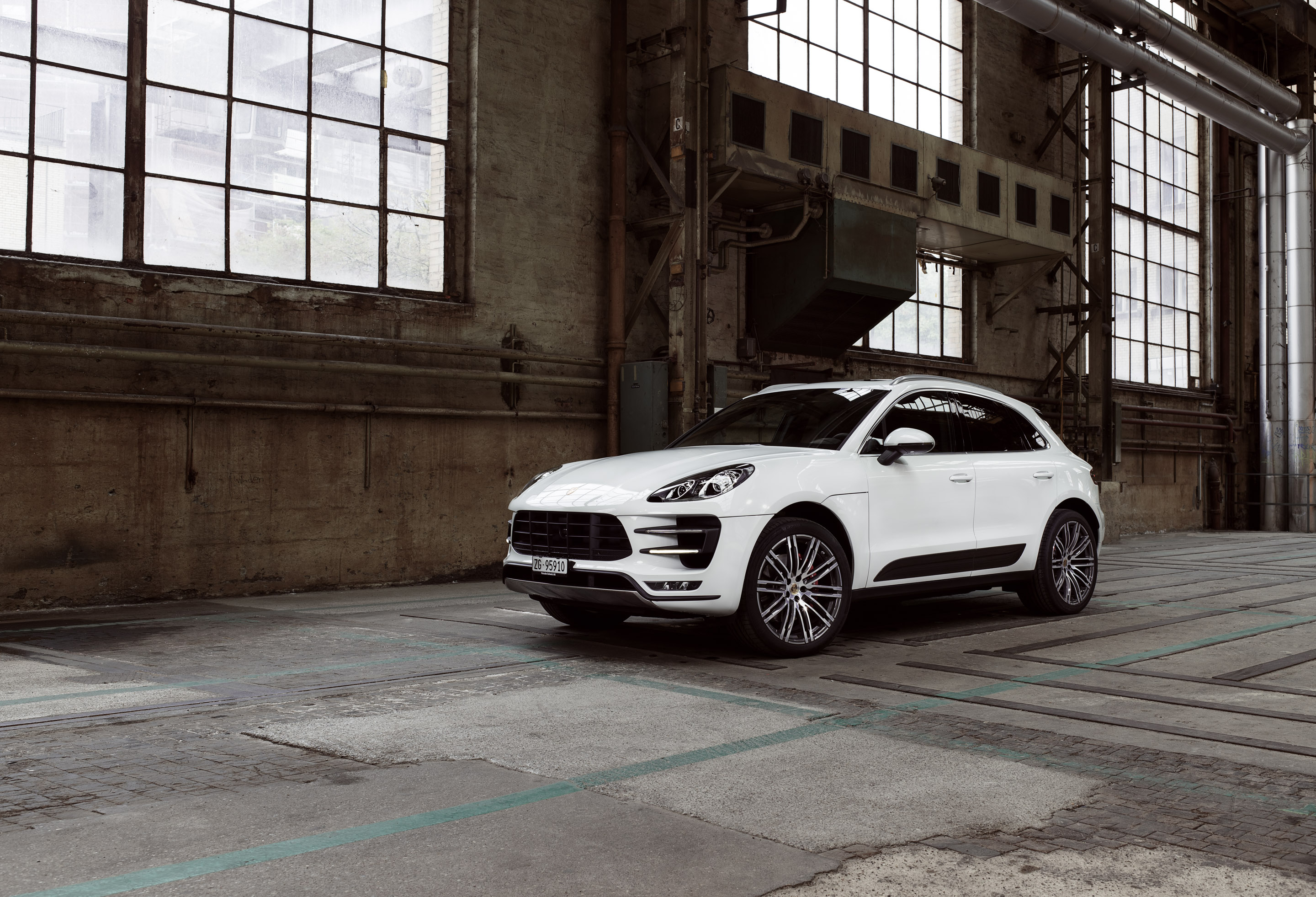 Porsche Macan Turbo — Frame 1